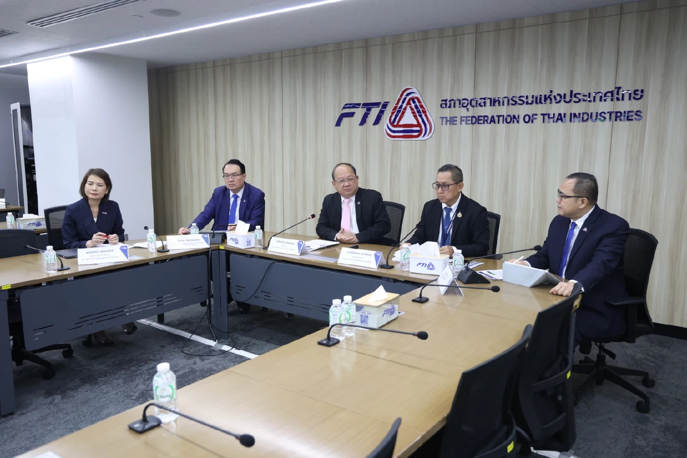 เหตุพิพาทไทยกัมพูชา - ภาษีทรัมป์ ทุบเชื่อมั่นภาคอุตฯ ร่วง