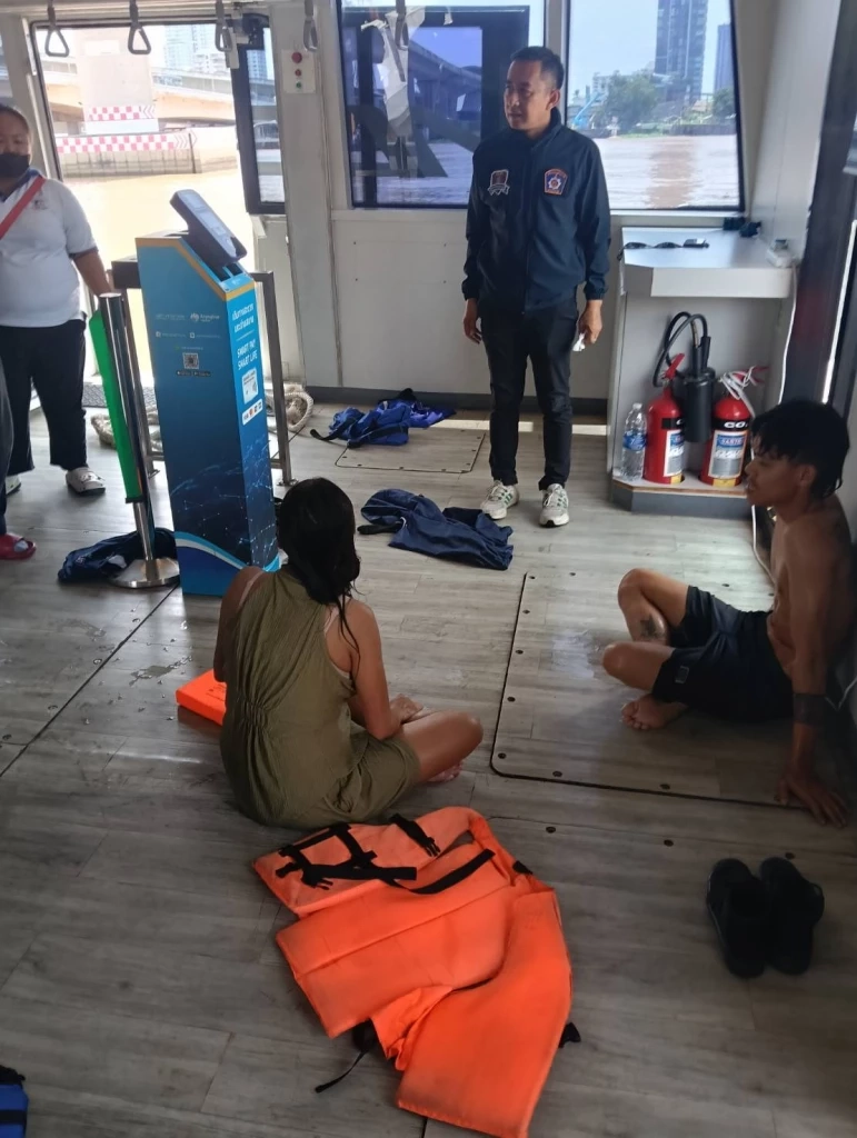 พนักงานเรือฮีโร่! โดดน้ำช่วยสาวหวิดจมแม่น้ำเจ้าพระยา