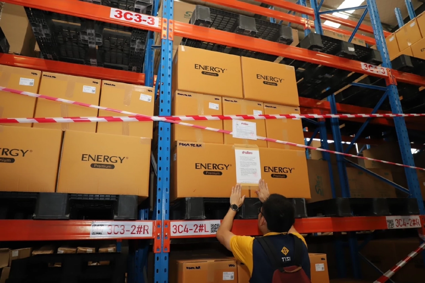 “เอกนัฏ” ส่งทีมบุกโกดังกลางกรุง ยึดแบตมือถือไม่มี มอก.คาไลน์ผลิต