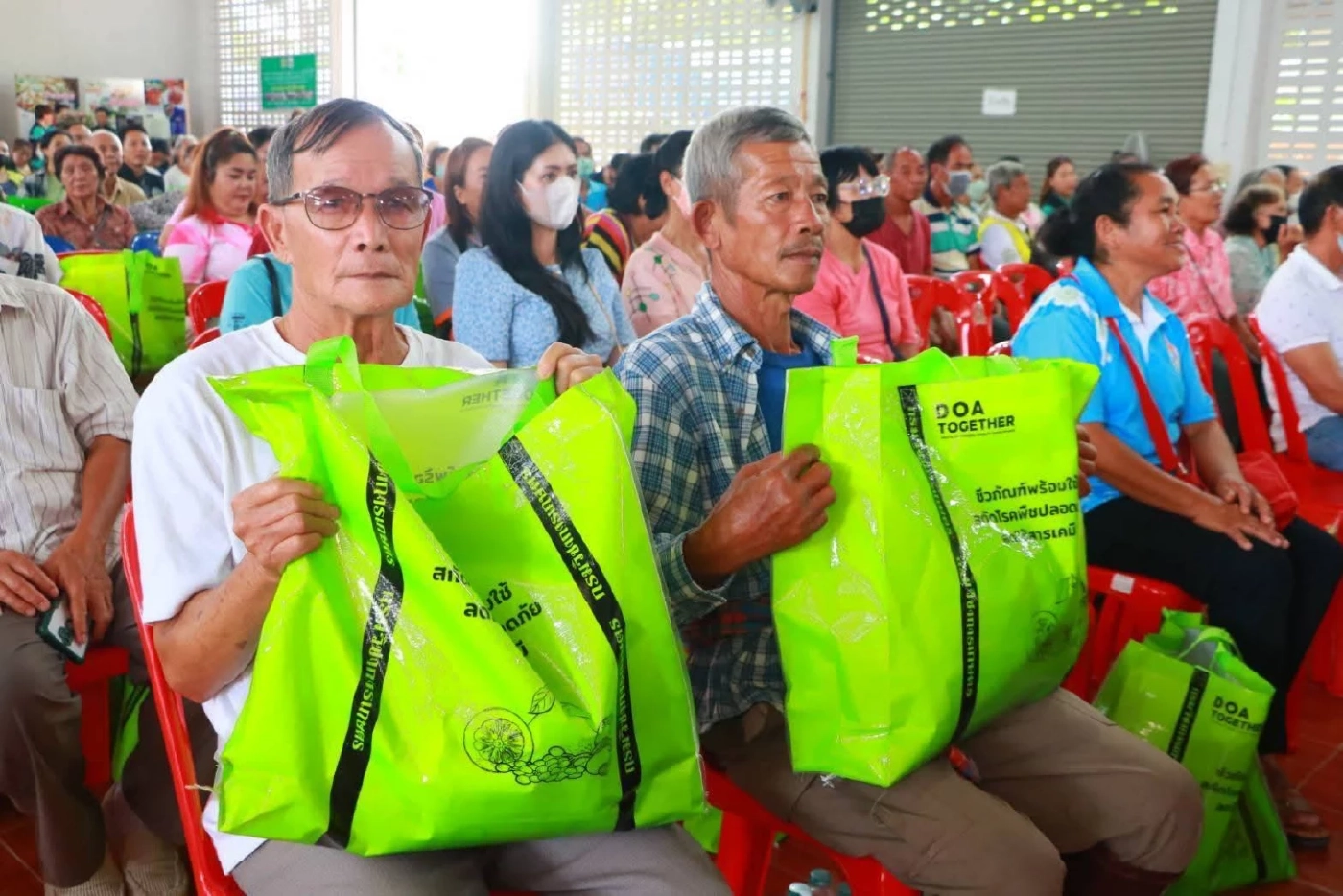 รมว.เกษตรฯ  ลุยช่วยผู้ประสบภัย ส่งมอบปัจจัยการผลิต-ฟื้นฟูเครื่องจักร