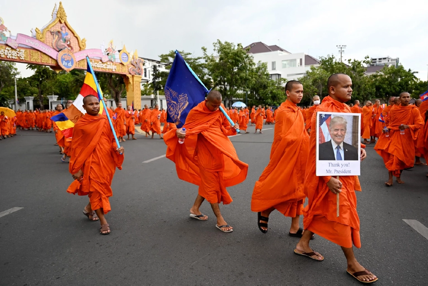 “กัมพูชา” เกณฑ์พระสงฆ์ไปถือรูปเดินสนับสนุน “ทรัมป์” เพื่อเอาใจ