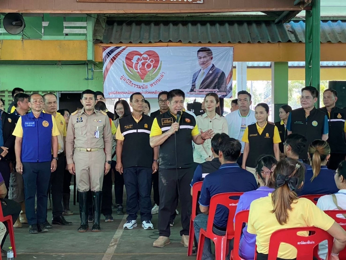 ผู้กอง ธรรมนัส นำทีมลงพื้นที่ช่วยเหลือผู้ประสบภัยน้ำท่วม จ.น่าน