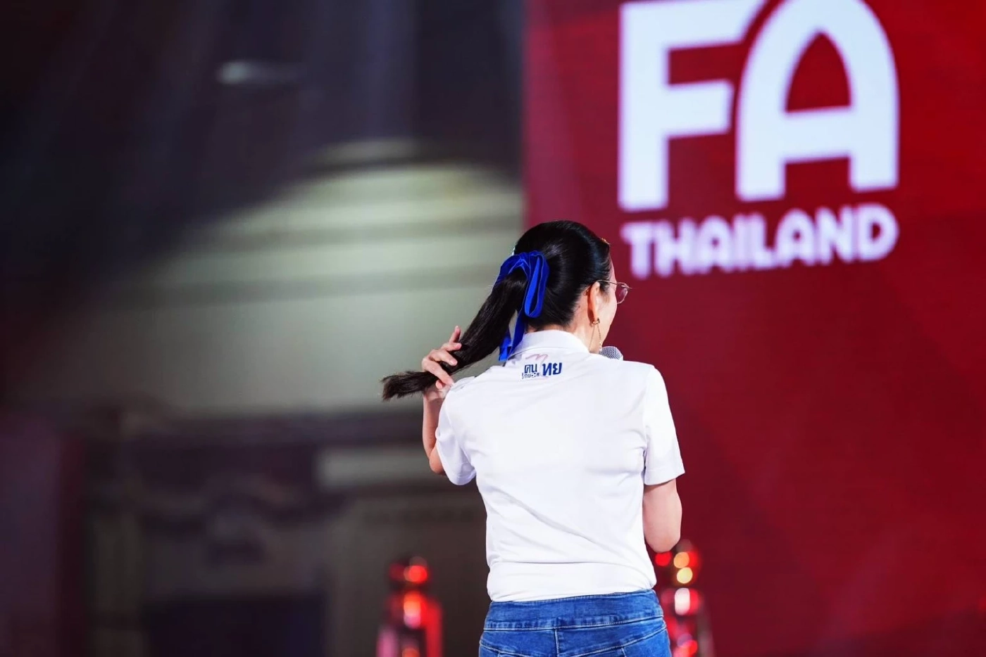 "มาดามแป้ง" เปิดตัว "เสื้อคนไทย รักบอลไทย"