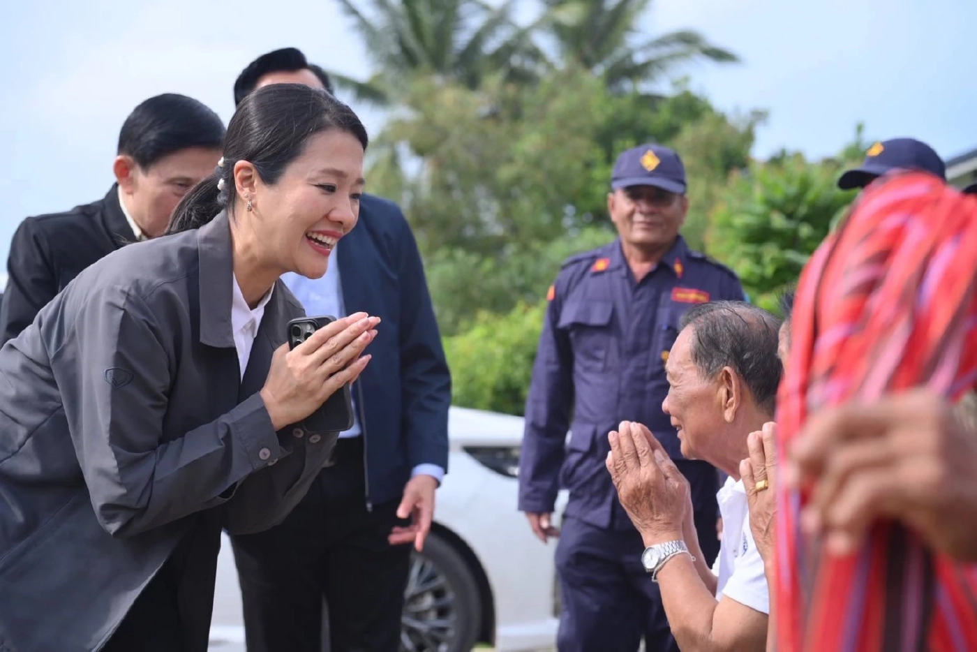 รมช.อิ่ม ให้กำลังใจชาวบ้าน อ.กันทรลักษ์ มอบบ้านใหม่ ไฟฟ้า ประปา