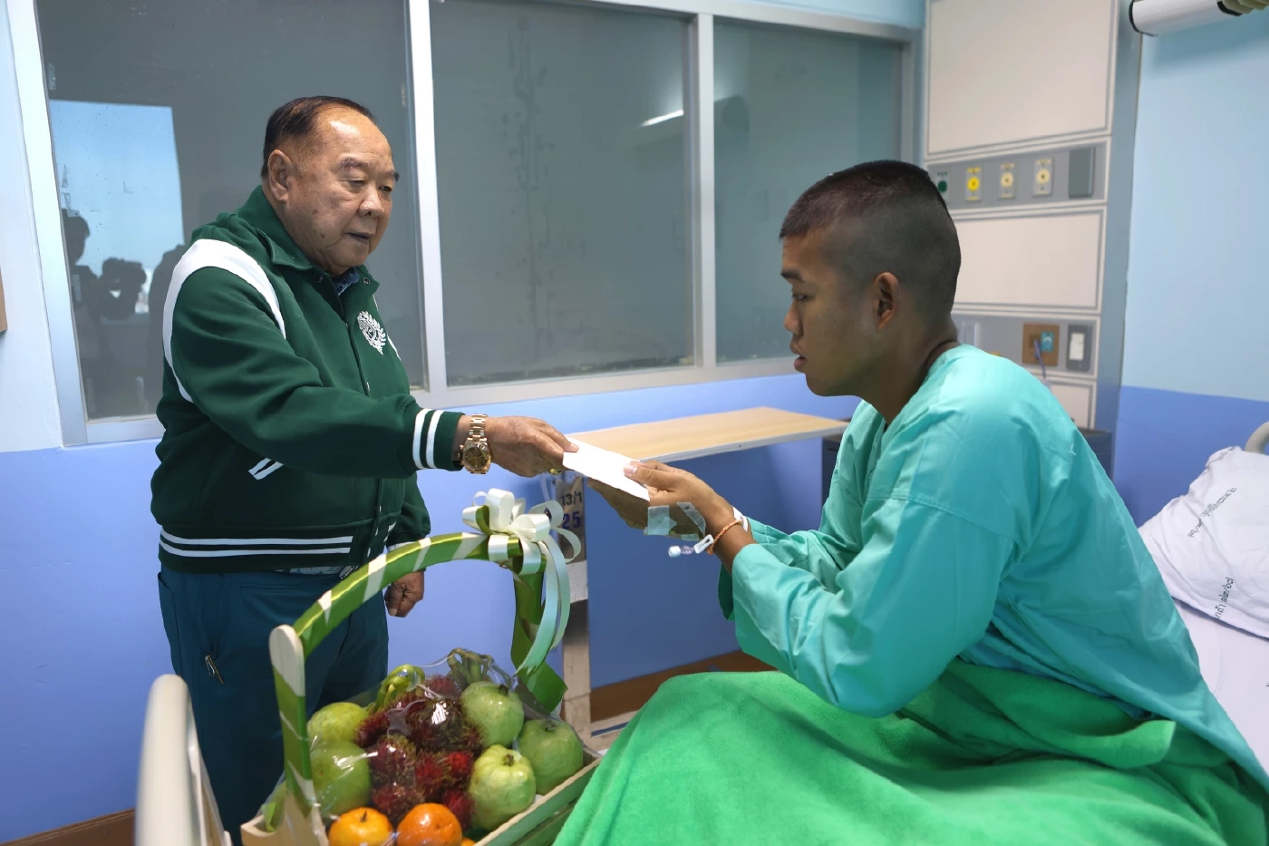 “บิ๊กป้อม” เยี่ยมให้กำลังใจทหารบาดเจ็บจากการสู้รบไทย-กัมพูชา