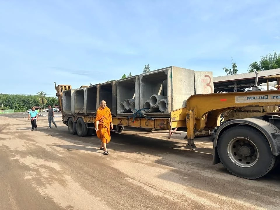 เจ้าอาวาสหาบล็อกคอนกรีตสร้างบังเกอร์ให้ทหาร พื้นที่ศรีสะเกษ ยังเตือนประชาชนในพื้นที่เสี่ยง