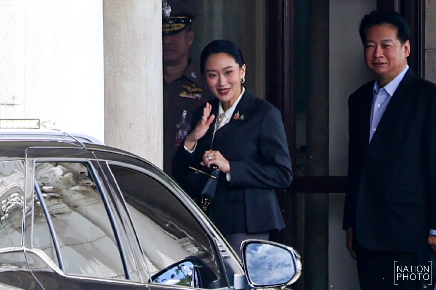 "นายกฯ" เข้าทําเนียบรัฐบาล โบกมือทักทายสื่อฯ คาดเตรียมลุ้นคำตัดสิน "ศาลรัฐธรรมนูญ"