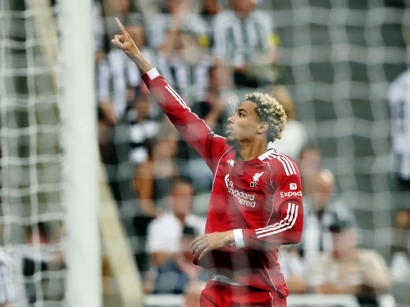 เก็บตกประเด็นร้อน พลิกนรก! หงส์แดงบุกเฉือนสาลิกา 3-2 เกมเดือดนิวคาสเซิลเหลือ 10 คน