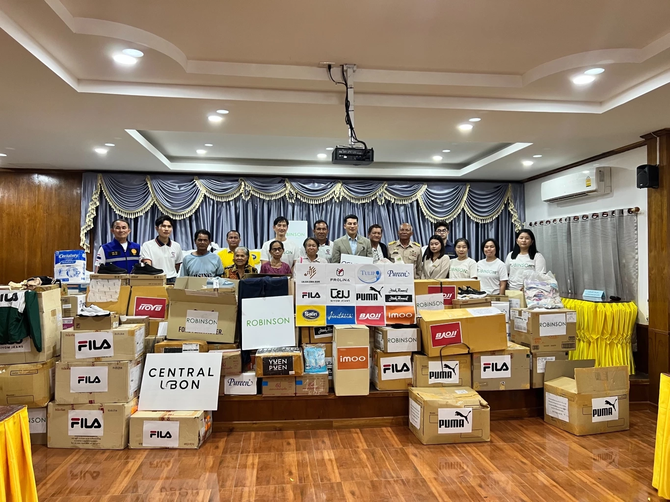 กังฟู วสวรรธน์ รับมอบเสื้อผ้าของใช้ จาก 5 บริษัทใหญ่ ส่งต่อชาวบ้าน-ทหารชายแดน