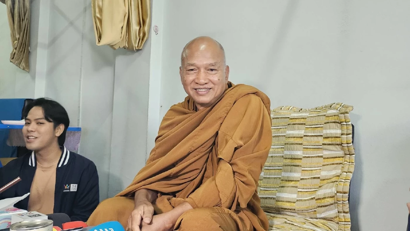 หลวงพ่ออลงกต เจ้าอาวาสวัดพระบาทน้ำพุ 