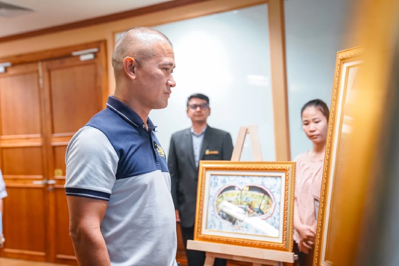 "ผบช.ก.ก้อง" มอบรางวัลวาดภาพ “ราชานักบิน ปกครองเเผ่นดินด้วยหัวใจ”