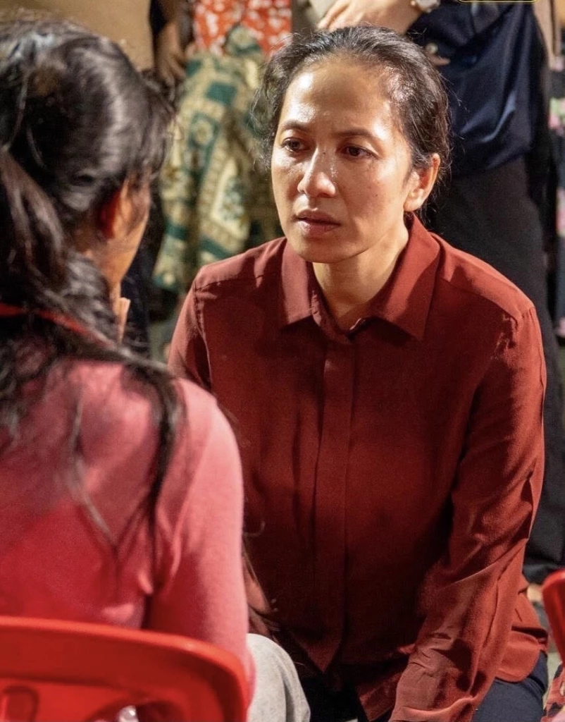 เพชร จันมุนี ไม่แต่งหน้าทำผม เหมือนสาวชาวบ้าน จึงได้ใจคนกัมพูชา