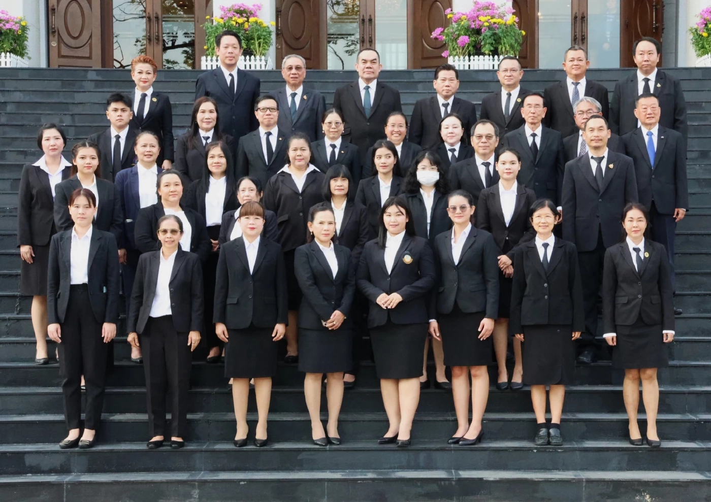 นายกสภาทนายความนําคณะวางพวงมาลา สักการะพระบิดากฎหมายไทย