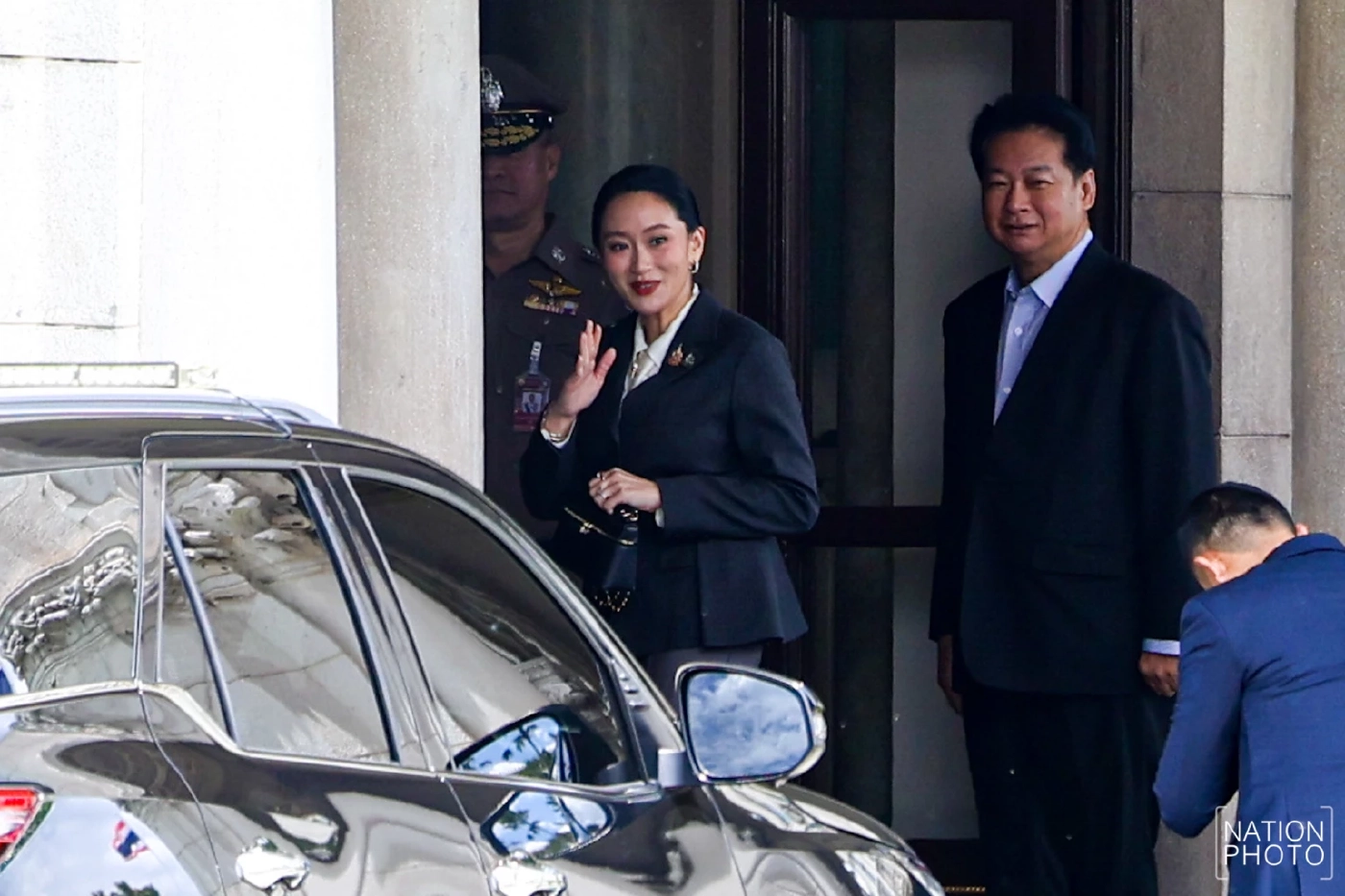 "นายกฯ" เข้าทําเนียบรัฐบาล โบกมือทักทายสื่อฯ คาดเตรียมลุ้นคำตัดสิน "ศาลรัฐธรรมนูญ"