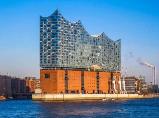 โครงสร้างภายนอกของอาคาร Elbphilharmonie โดดเด่นด้วยการผสมผสานระหว่างฐานอาคารอิฐกับซูเปอร์สตรัคเจอร์กระจกที่เหมือนคริสตัลลอยเหนือแม่น้ำ