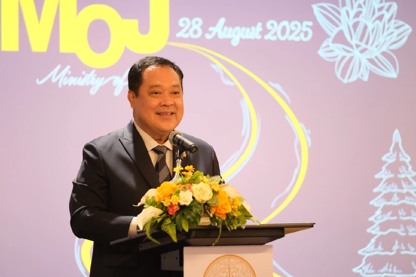 พันตำรวจเอก ทวี สอดส่อง รัฐมนตรีว่าการกระทรวงยุติธรรม 