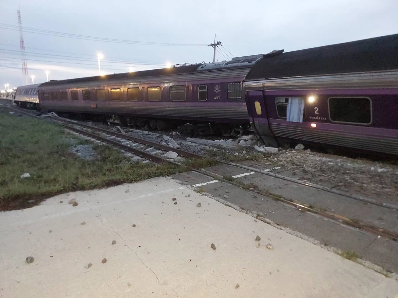 เกิดเหตุรถไฟตกราง ที่จ.ประจวบคีรีขันธ์ เร่งลำเลียงคนเจ็บส่ง รพ.