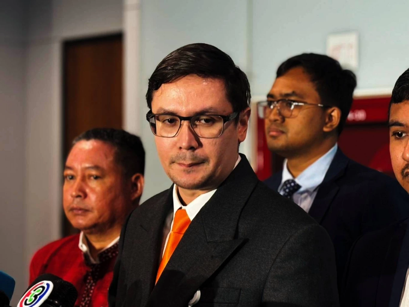 "โรม" ชี้ สร้าง "รั้วชายแดน" ไทย-กัมพูชา ต้องตอบโจทย์จัดการ "สิ่งผิดกฎหมาย" ได้ ไม่ใช่แค่ "กันคนข้าม"