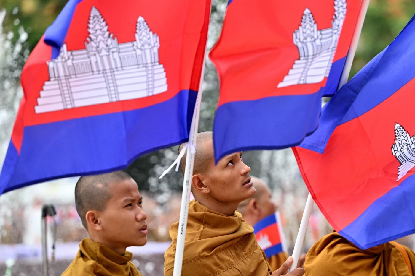 “กัมพูชา” เกณฑ์พระสงฆ์ไปถือรูปเดินสนับสนุน “ทรัมป์” เพื่อเอาใจ