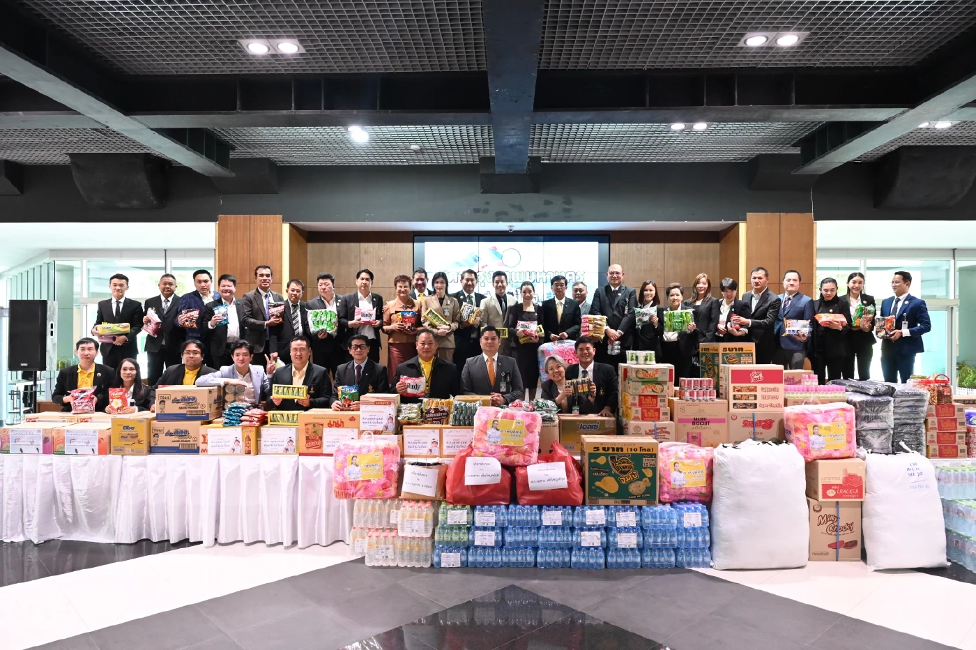 ประธานสภา กทม.คนใหม่ ส่งมอบสิ่งของถึงนาวิกโยธินจันทบุรี