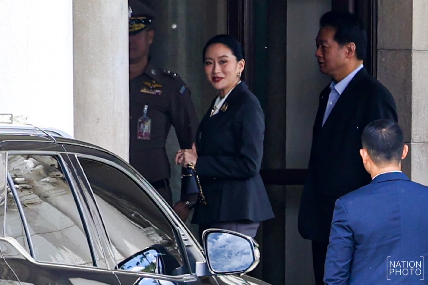 "นายกฯ" เข้าทําเนียบรัฐบาล โบกมือทักทายสื่อฯ คาดเตรียมลุ้นคำตัดสิน "ศาลรัฐธรรมนูญ"