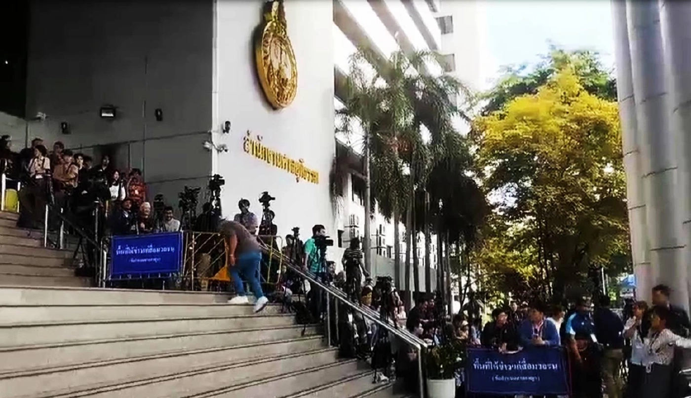 "ทักษิณ" เดินทางถึงศาลอาญา ฟังคำพิพากษา "คดี ม.112 - พ.ร.บ.คอมฯ"