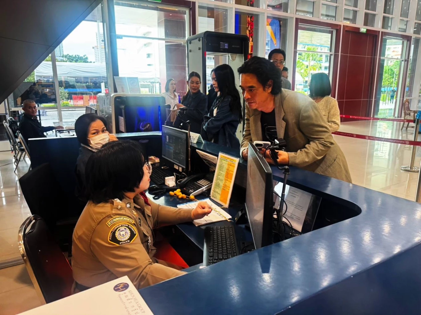 "อ่ำ อัมรินทร์" พา "แอลลี่" เข้าแจ้งความเอาผิดโซเชียลเฟคนิวส์ หาว่า "แอลลี่ท้อง"