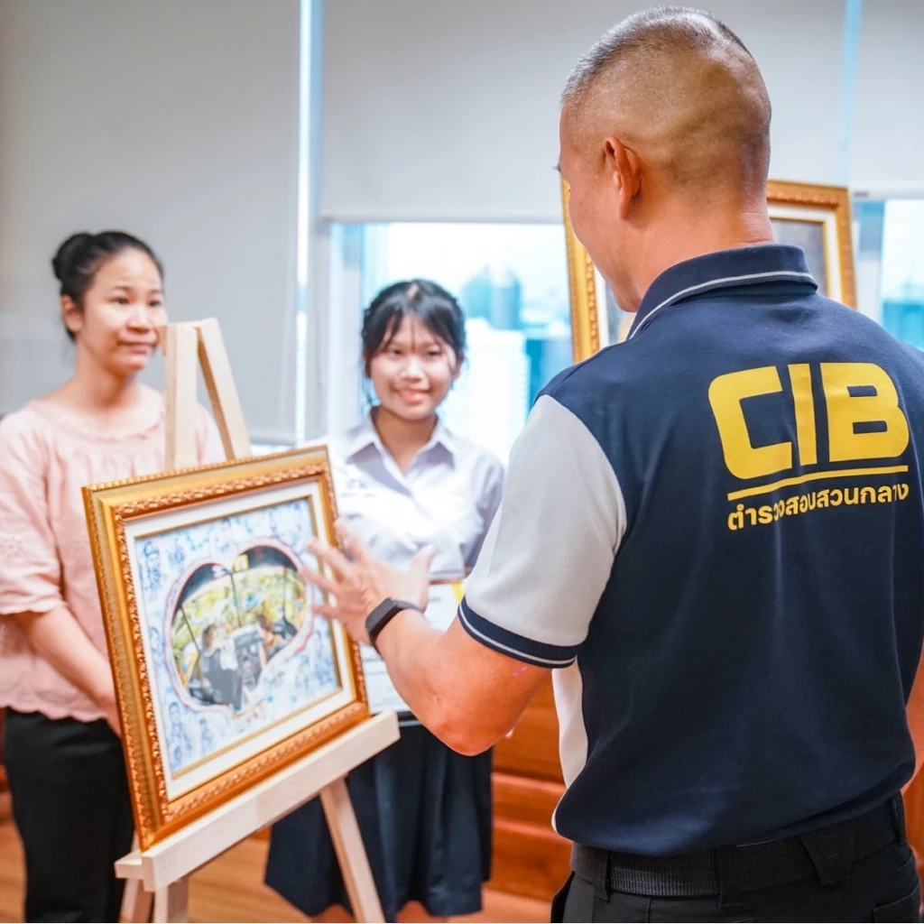 "ผบช.ก.ก้อง" มอบรางวัลวาดภาพ “ราชานักบิน ปกครองเเผ่นดินด้วยหัวใจ”