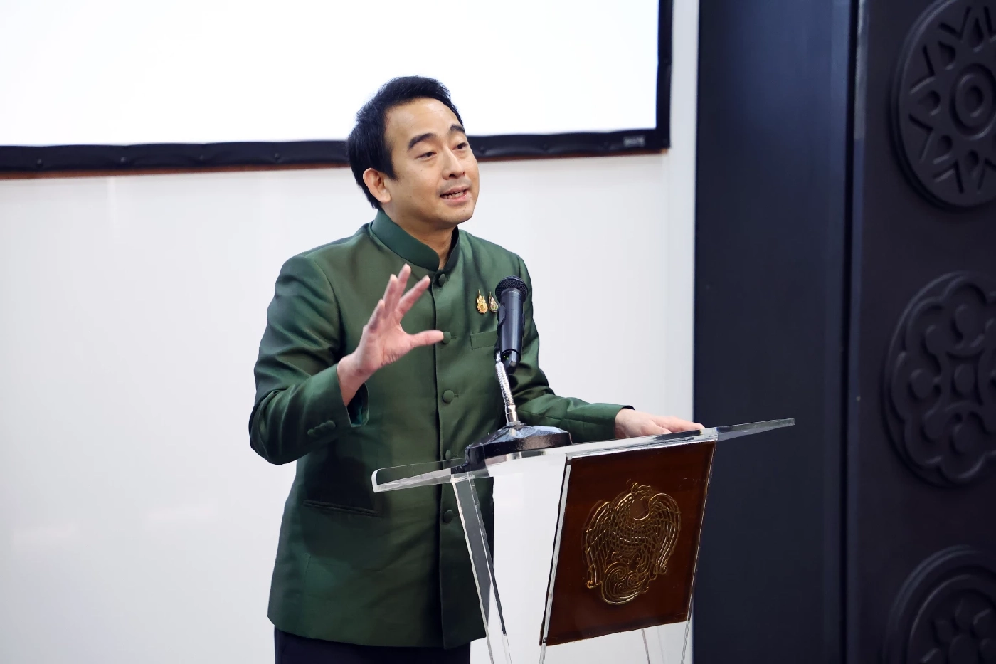 เผ่าภูมิ โรจนสกุล รัฐมนตรีช่วยว่าการกระทรวงการคลัง