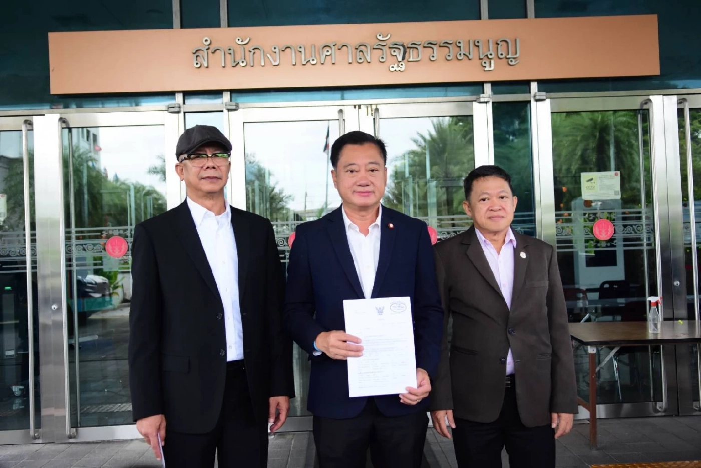 นายสมชาย แสวงการ อดีตสมาชิกวุฒิสภา (สว.) พร้อมด้วยนายนิติธร ล้ำเหลือ และนายคมสัน โพธิ์คงนักวิชาการด้านนิติศาสตร์ยื่นหนังสือต่อศาลรัฐธรรมนูญขอให้มีการถ่ายทอดการไต่สวนน.ส.แพทองธาร ชินวัตร นายกรัฐมนตรี