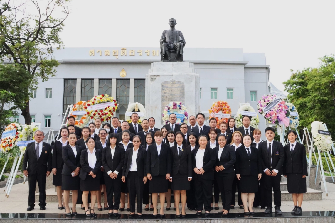 นายกสภาทนายความนําคณะวางพวงมาลา สักการะพระบิดากฎหมายไทย