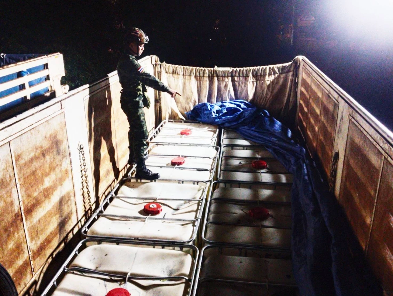 จับลอบขนน้ำมันดีเชล 60,000 ลิตร พร้อม 6 คนไทย สารภาพเตรียมลักลอบส่งไปขายเมียนมา