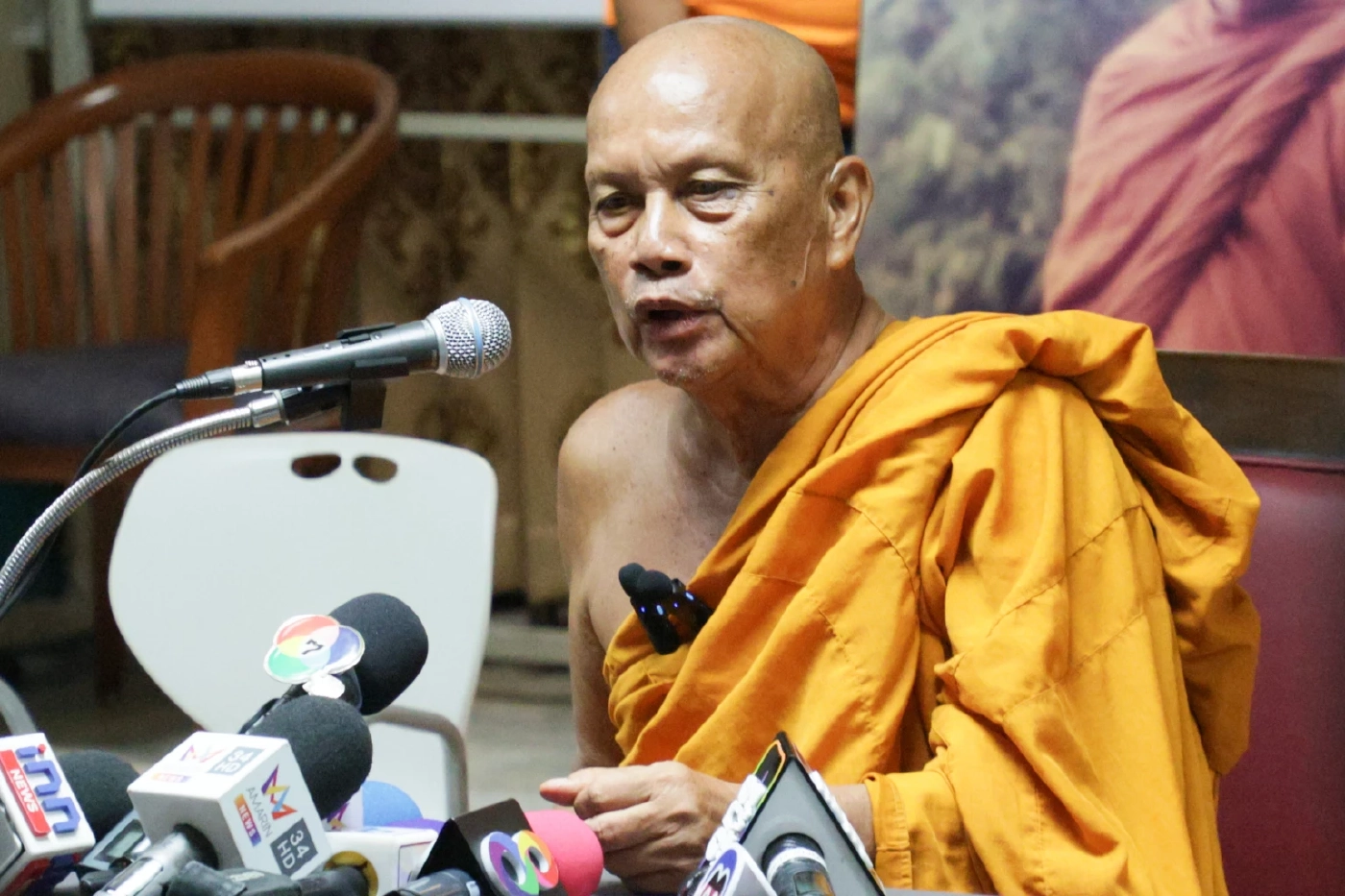 ระราชธรรมนิเทศ หรือ พระพยอม กัลยาโณ เจ้าอาวาสวัดสวนแก้ว