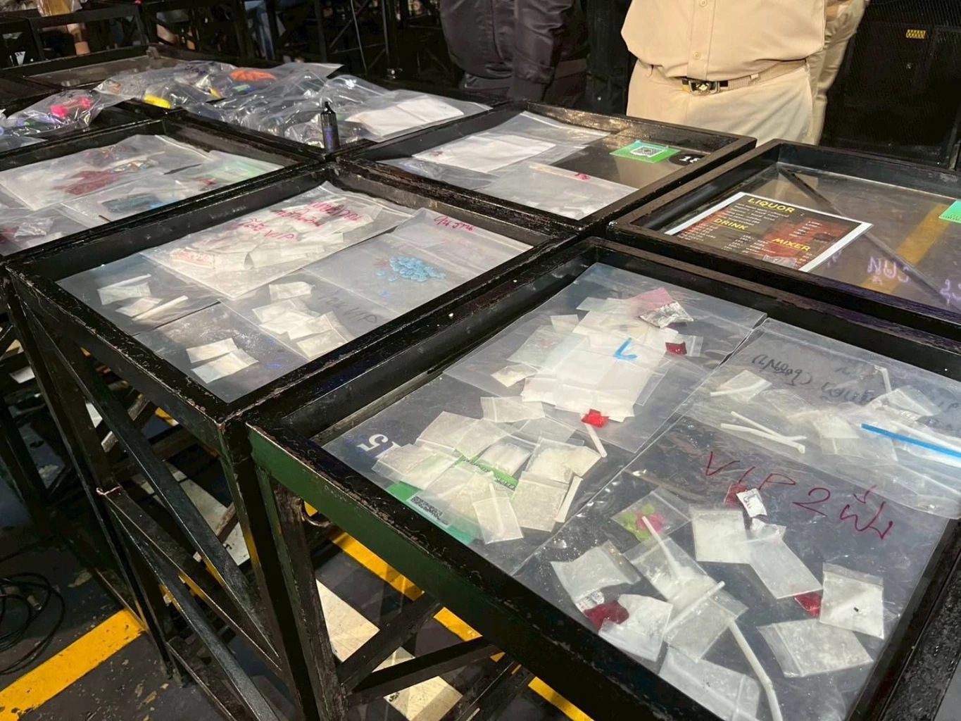 รังสิตมันร้าย! “ZERO DRUG” 8 เดือน 8 ลุย บุกค้นผับเถื่อนรังสิต ยาเสพติดเกลื่อน ฉี่ม่วงนับร้อย