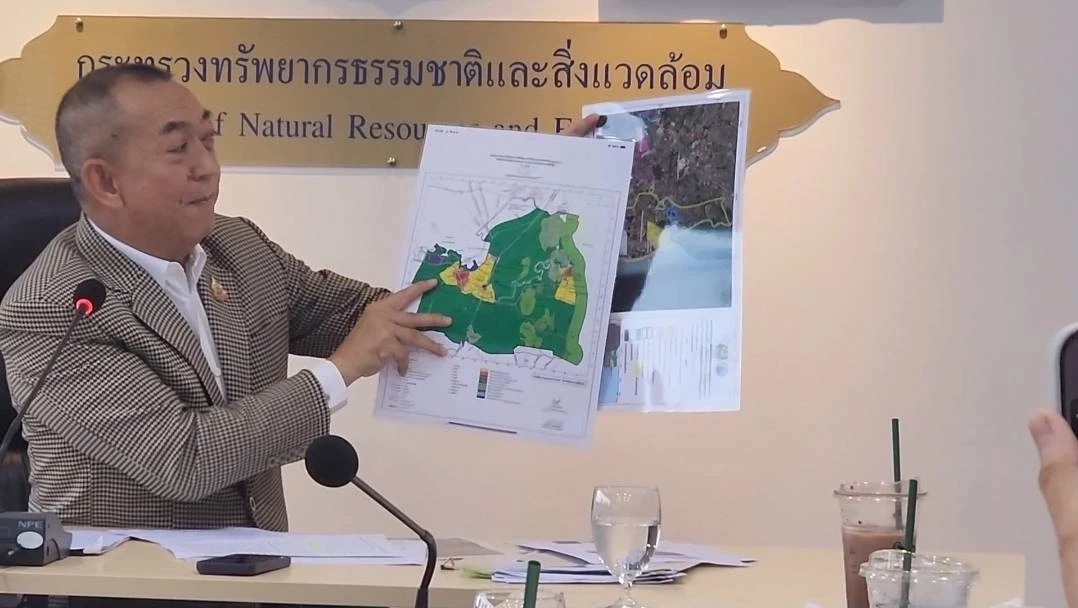 เฉลิมชัย ศรีอ่อน รมว.ทรัพยากรธรรมชาติและสิ่งแวดล้อม จากพรรคประชาธิปัตย์ 