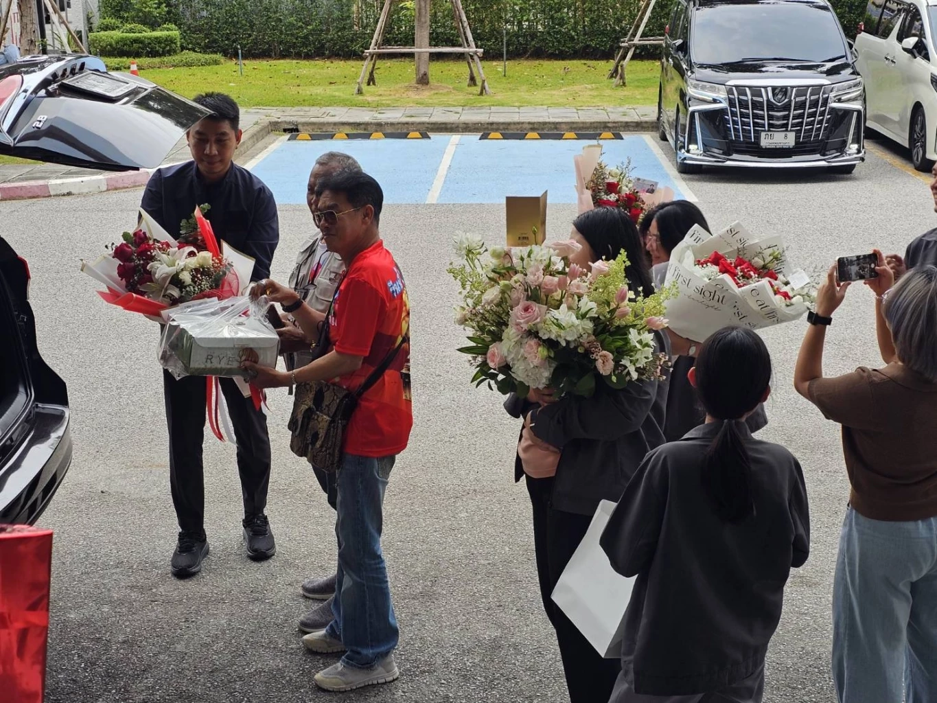 ทักษิณ เข้าพรรคเพื่อไทย ปัดตอบปมคดี 112 - “แพทองธาร” งดประชุมพรรค