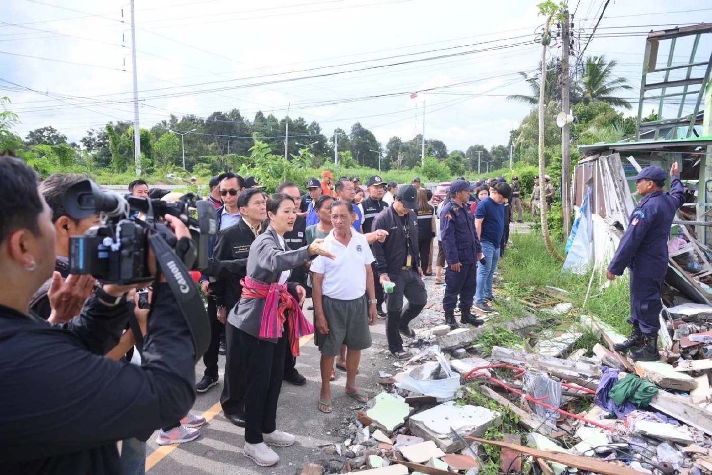 รมช.อิ่ม ให้กำลังใจชาวบ้าน อ.กันทรลักษ์ มอบบ้านใหม่ ไฟฟ้า ประปา