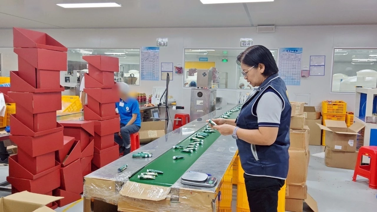 บุกทลายโรงงานผลิตเครื่องสำอางเถื่อนแบรนด์นอก ใช้เสี่ยงผิวพัง