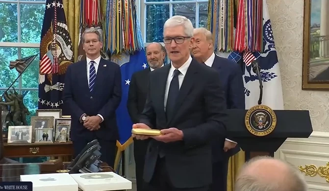 “ทิม คุก” มอบโล่ทองคำ 24 กะรัตให้ “ทรัมป์” บวกเพิ่มลงทุนในสหรัฐฯ