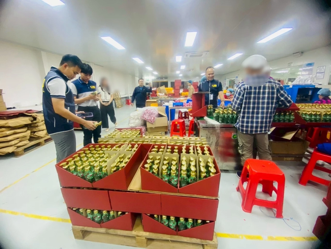 บุกทลายโรงงานผลิตเครื่องสำอางเถื่อนแบรนด์นอก ใช้เสี่ยงผิวพัง