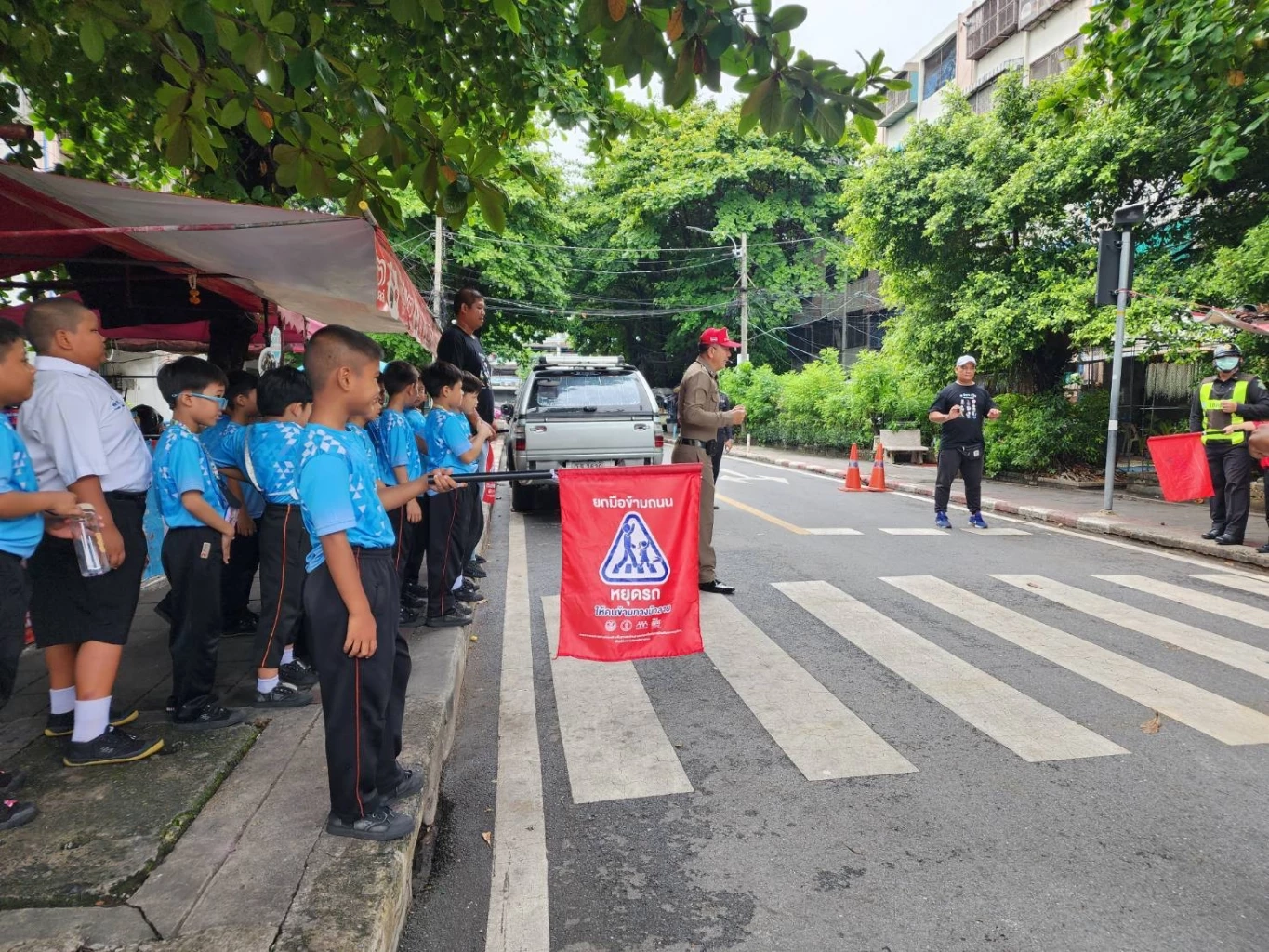 มอบธงแดงข้ามทางม้าลายให้"ผู้ว่าฯชัชชาติ" ร่วมสร้างความปลอดภัยบนท้องถนน