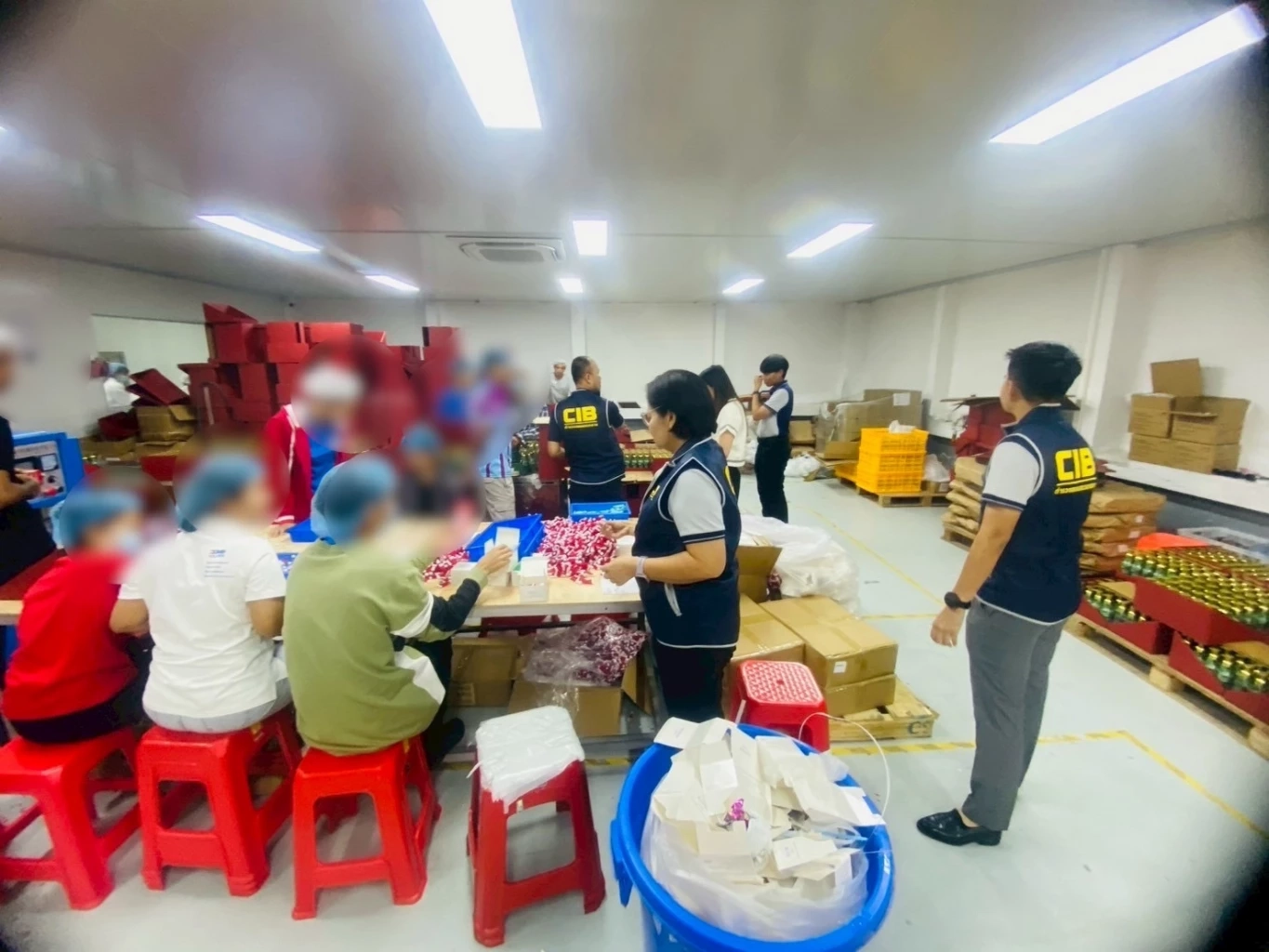 บุกทลายโรงงานผลิตเครื่องสำอางเถื่อนแบรนด์นอก ใช้เสี่ยงผิวพัง