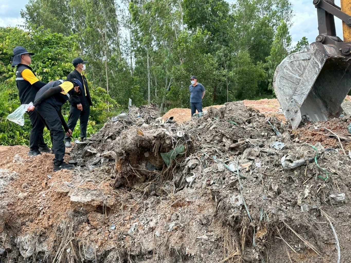 “เอกนัฏ” ขยายผล ส่ง DSI ฟันลักลอบฝังกลบขยะพิษฉะเชิงเทรา