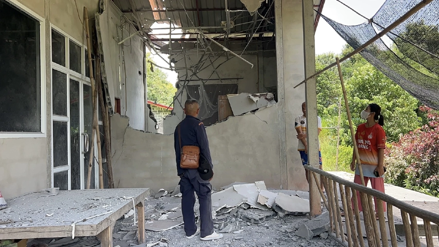 ชาวบ้าน วอนช่วยตรวจสอบ กระสุนปืนใหญ่ "กัมพูชา" ตกเต็มสวน ไม่กล้าเดิน