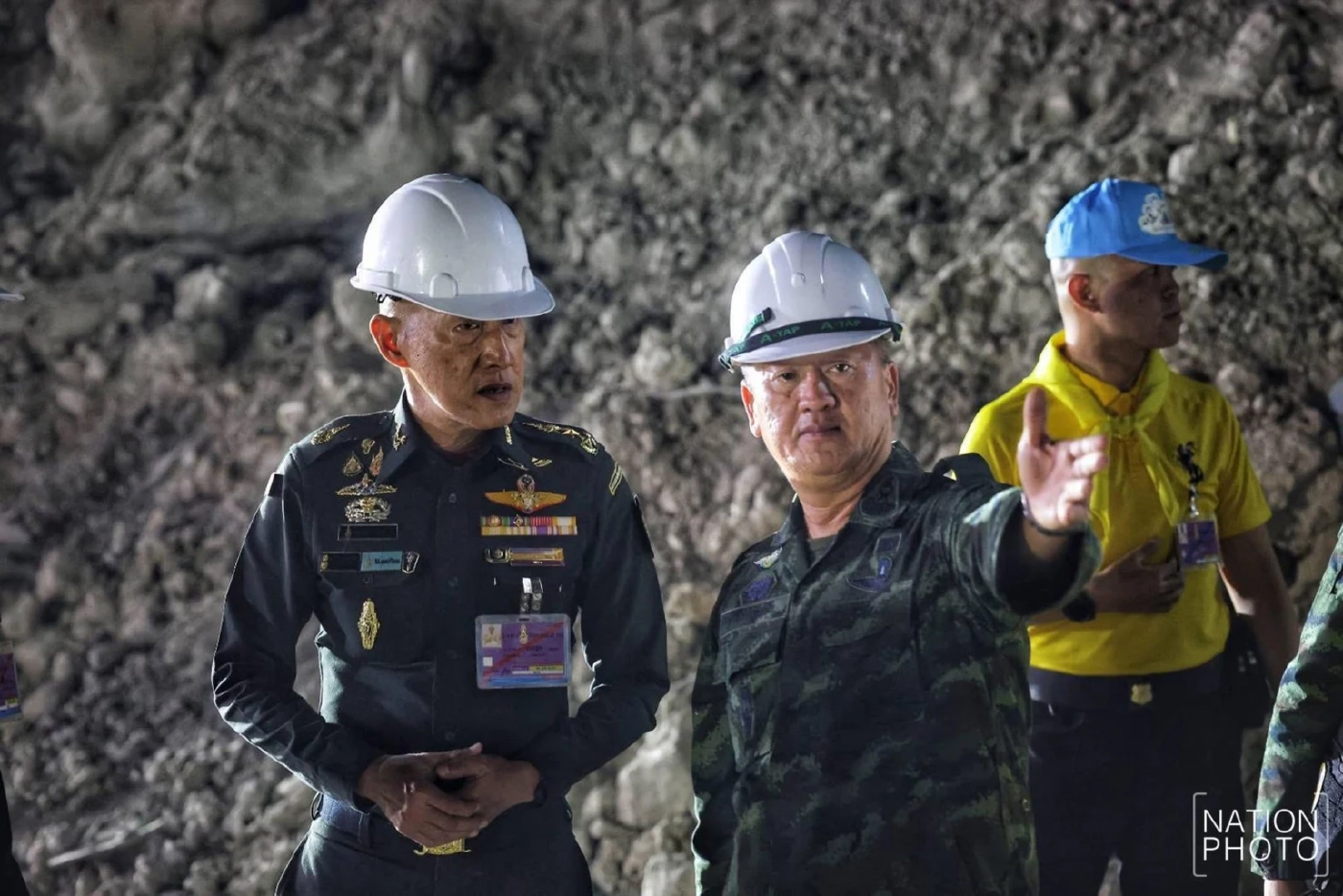 พล.ท.อมฤต บุญสุยา (ซ้าย)