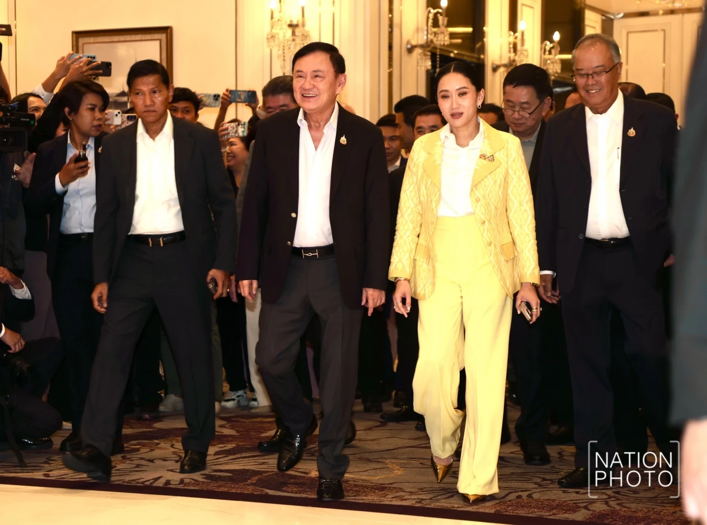 ทักษิณ  ชินวัตร อดีตนายกรัฐมนตรี  และ แพทองธาร ชินวัตร นายกรัฐมนตรี 