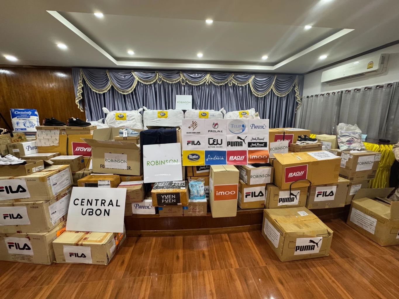 กังฟู วสวรรธน์ รับมอบเสื้อผ้าของใช้ จาก 5 บริษัทใหญ่ ส่งต่อชาวบ้าน-ทหารชายแดน