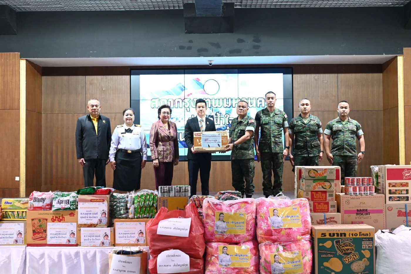 ประธานสภา กทม.คนใหม่ ส่งมอบสิ่งของถึงนาวิกโยธินจันทบุรี