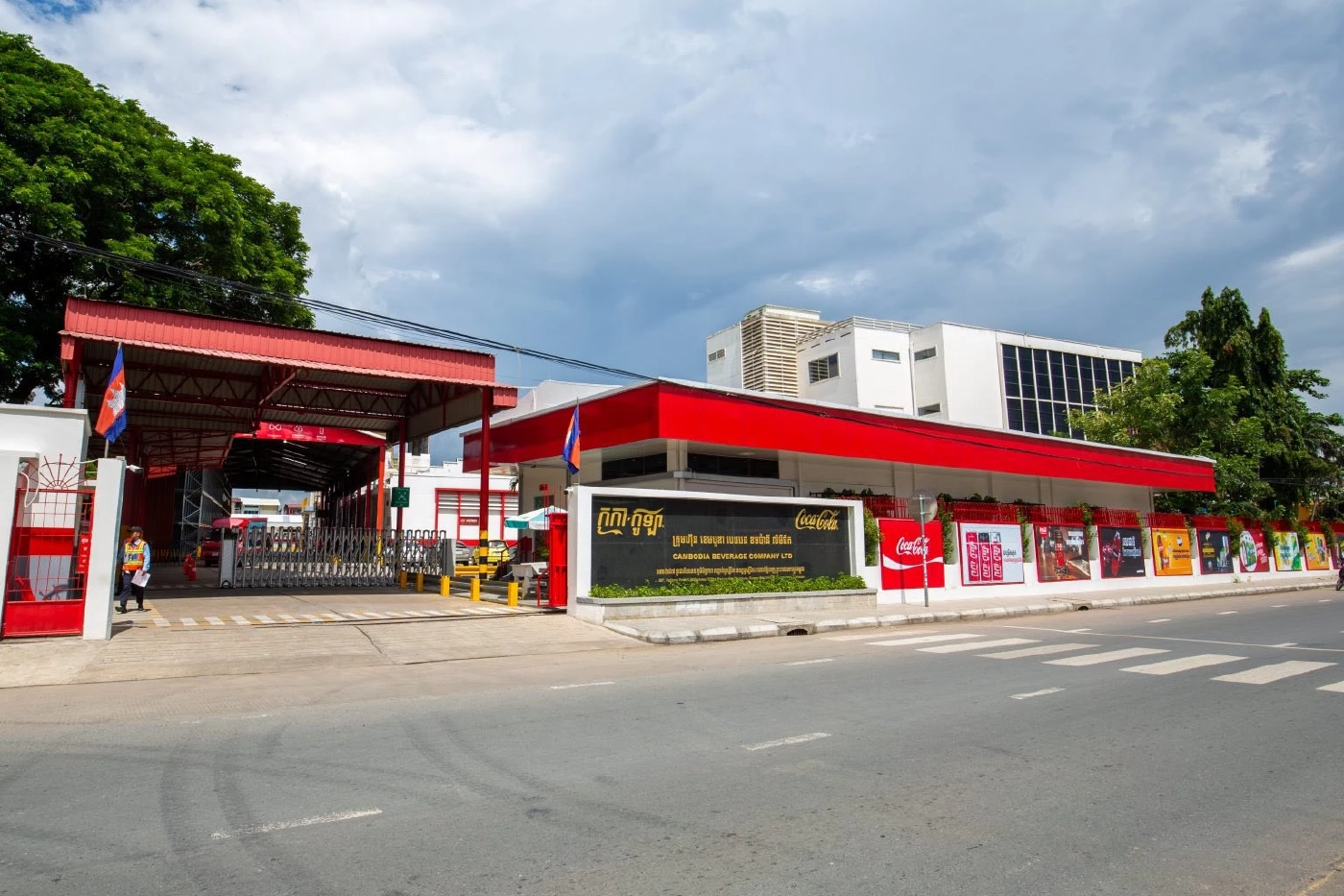 "ฮุนเซน" เท "วานดา" ป้องโคคา-โคลา อ้างว่า "เป็นการเสียสละเพื่อส่วนรวม"