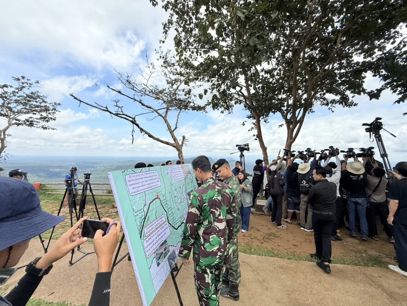 คณะ IOT ลงพื้นที่ "ผามออีแดง" จุดยุทธศาสตร์มองเห็นพื้นที่พิพาท